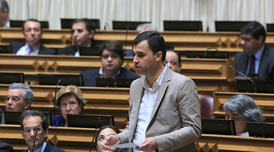 deputado do PAN André Silva a intervir na Assembleia da República
