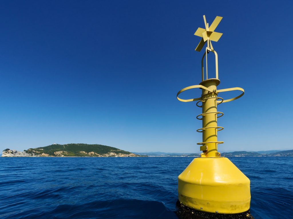 Bóia de navegação amarela no mar
