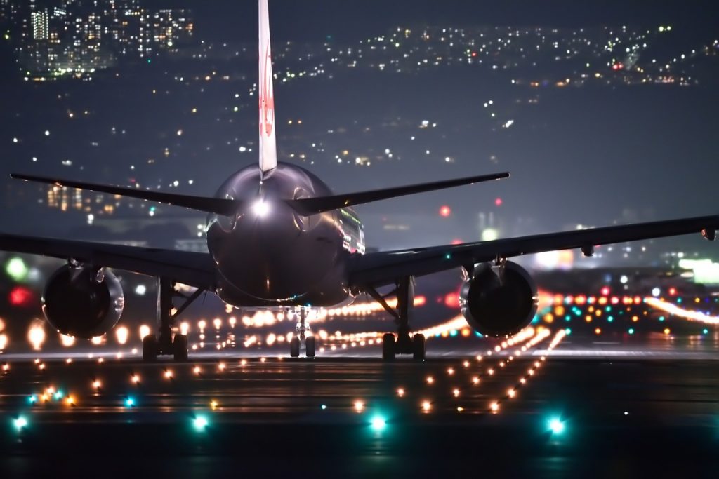 Avião na pista do aeroporto à noite