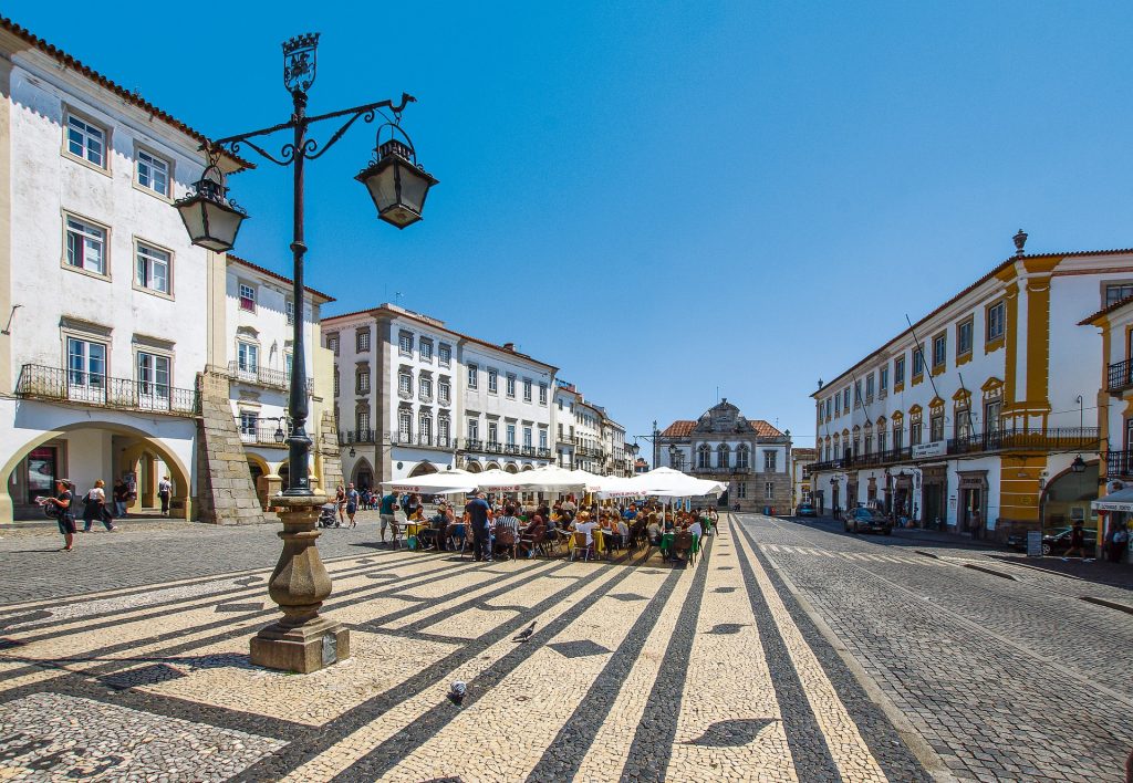 Na imagem podemos ver a praça do Giraldo, na cidade de Évora, com esplanadas e vários edifºicios