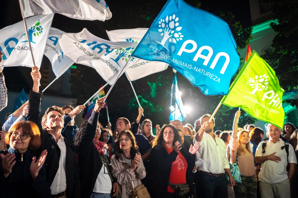 Na fotografia estão vários apoiantes do PAN com bandeiras