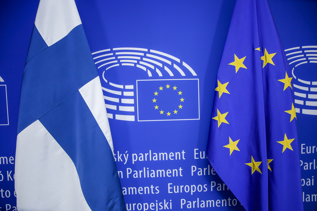 Bandeiras da Finlândia e da União Europeia