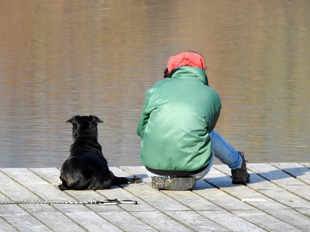 Cão e Homem à beira rio