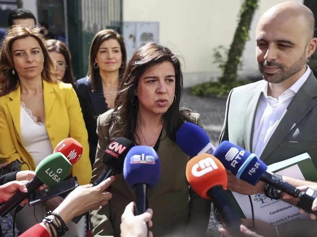 Inês Sousa Real fala à imprensa na entrega da candidatura às eleições Europeias.